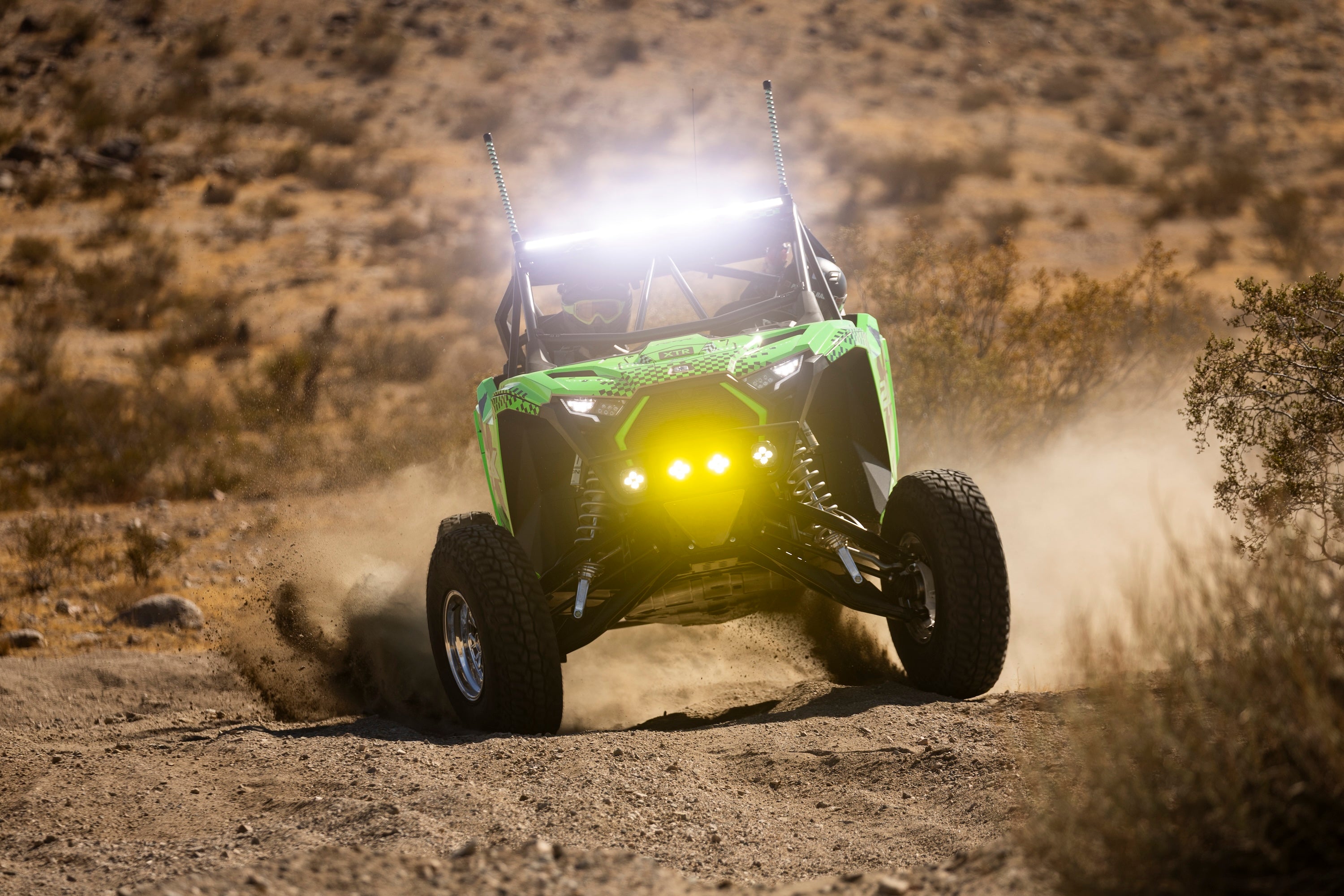 Poalris_RZR_Pro_S_Lifestyle_ desert action shot